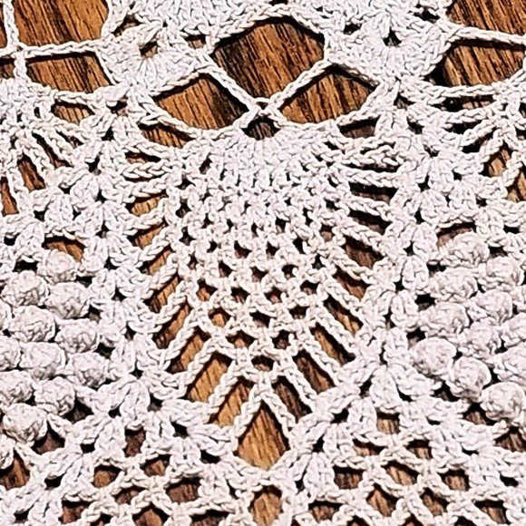 New Hand Crafted Diamond Puff & Pineapple 32 1/2" Natural Color Doily - Picture 3 of 5